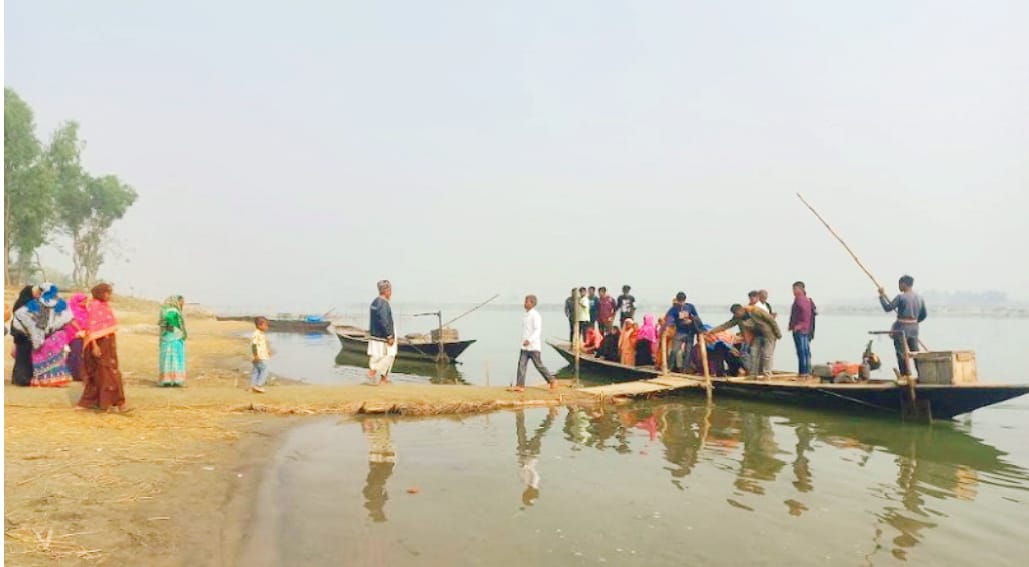 সীমান্ত চরের ভোটারদের ভোটযাত্রা:হাঁটা পথ, নৌকা আর উৎসবের আমেজ