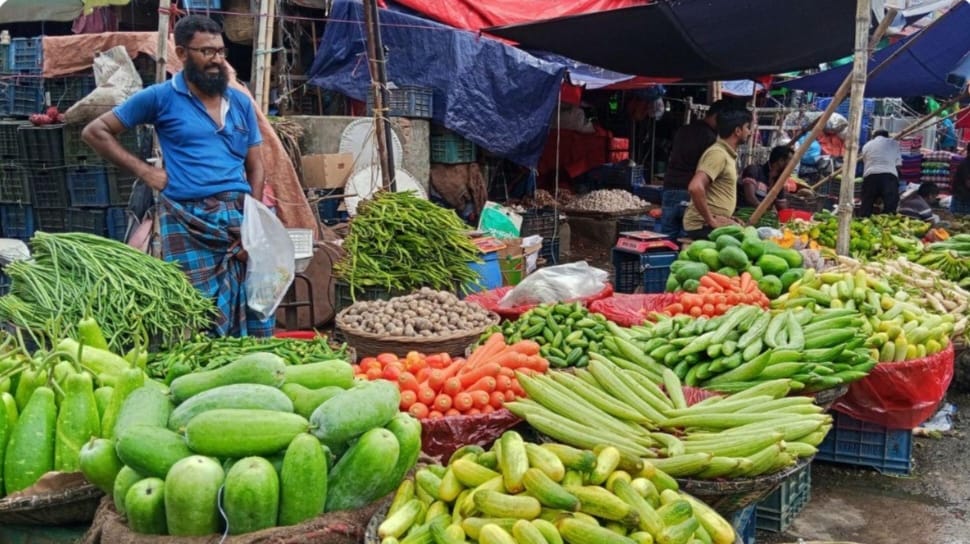 বাজারে চোখ রাঙ্গাচ্ছে লেবু, শসা, গাজর, কলা, কাঁচামরিচ, ছোঁয়া যাচ্ছে না বেগুন,‎একমাত্র কমদামী সবজি আলু।
