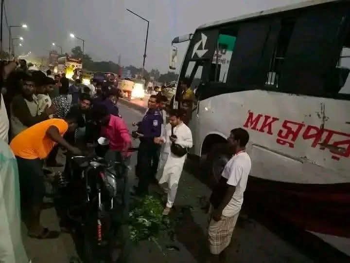 ময়মনসিংহ ব্রিজে বাস-বাইক সংঘর্ষে নিহত ১