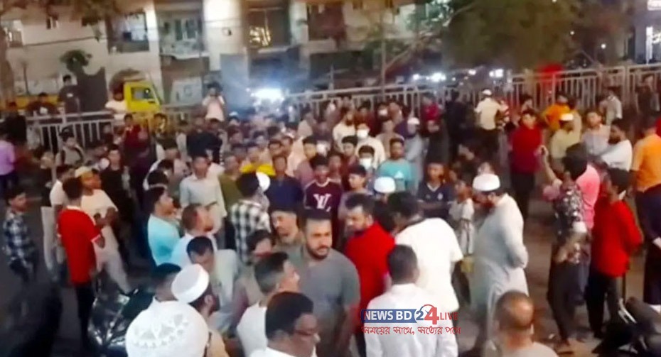 চাঁদাবাজি ছিনতাইয়ের প্রতিবাদে আদাবর থানা ঘেরাও, সড়ক অবরোধ