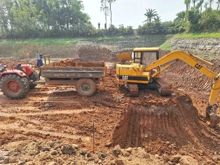 মনোহরদীতে ফসলি জমির মাটি কাটার দায়ে ভেক্যু মেশিন, ট্রলি ও ব্যাটারি জব্দ