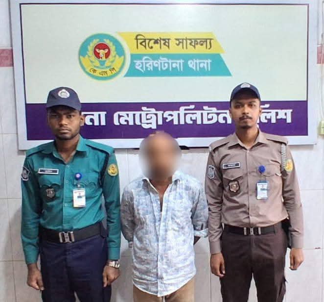 কেএমপির বিশেষ অভিযান: ২২৫০ পিস অবৈধ ভারতীয় ঔষধসহ এক চোরাকারবারি গ্রেফতার।