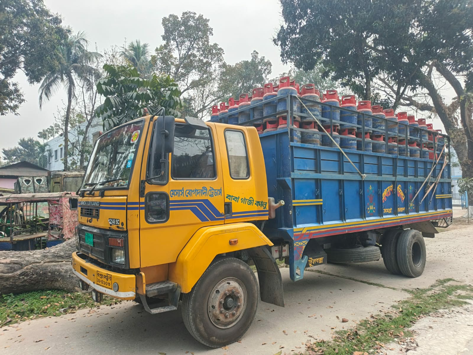 লালমনিরহাটে সিলিন্ডারবাহী ট্রাকে পুলিশের হানা, বিপুল পরিমাণ গাঁজাসহ আটক ২