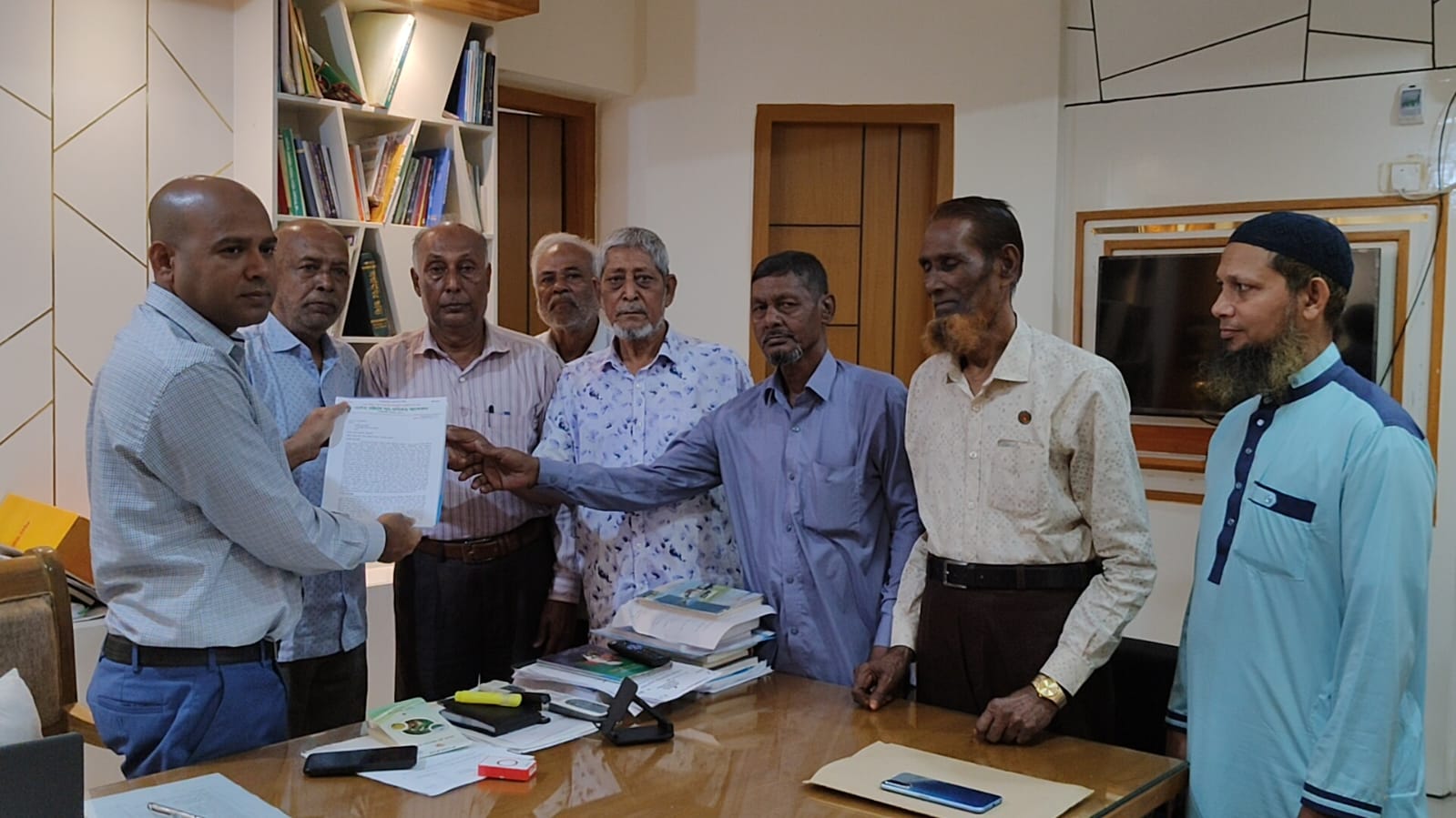 পার্বত্য তিন জেলা পরিষদ নির্বাচনের দাবি প্রধানমন্ত্রীর কাছে স্মারকলিপি