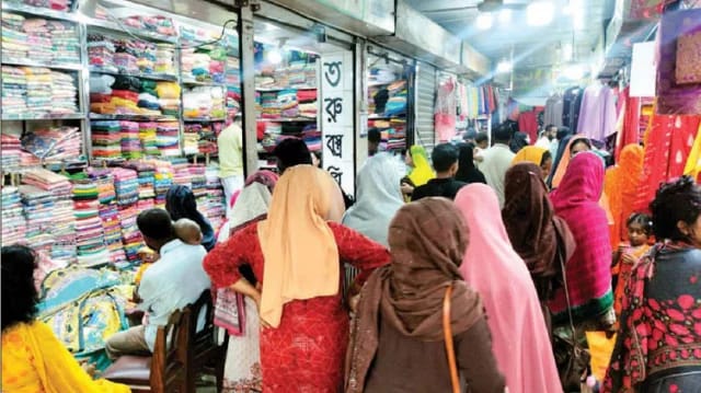 শেষ মুহূর্তে জমে উঠেছে নাসিরনগরের বিভিন্ন ঈদ বাজার, দোকানে দোকানে নারীদের উপচে পড়া ভীড়