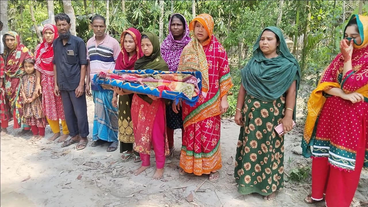 ঝালকাঠিতে সন্তানের লাশ নিয়ে মায়ের মানববন্ধন: ‘প্রেমিকের’ ফাঁসির দাবি