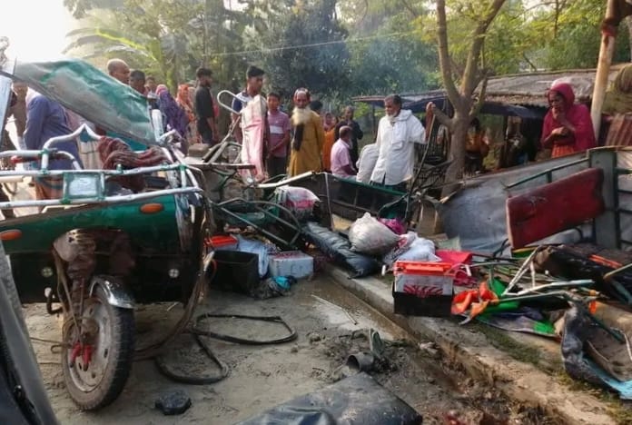 নাটোরের লালপুরে বালি ভর্তি ট্রাক ও অটো সিএনজির‌ মুখোমুখি সংঘর্ষ, নিহত-৩, আহত-৪