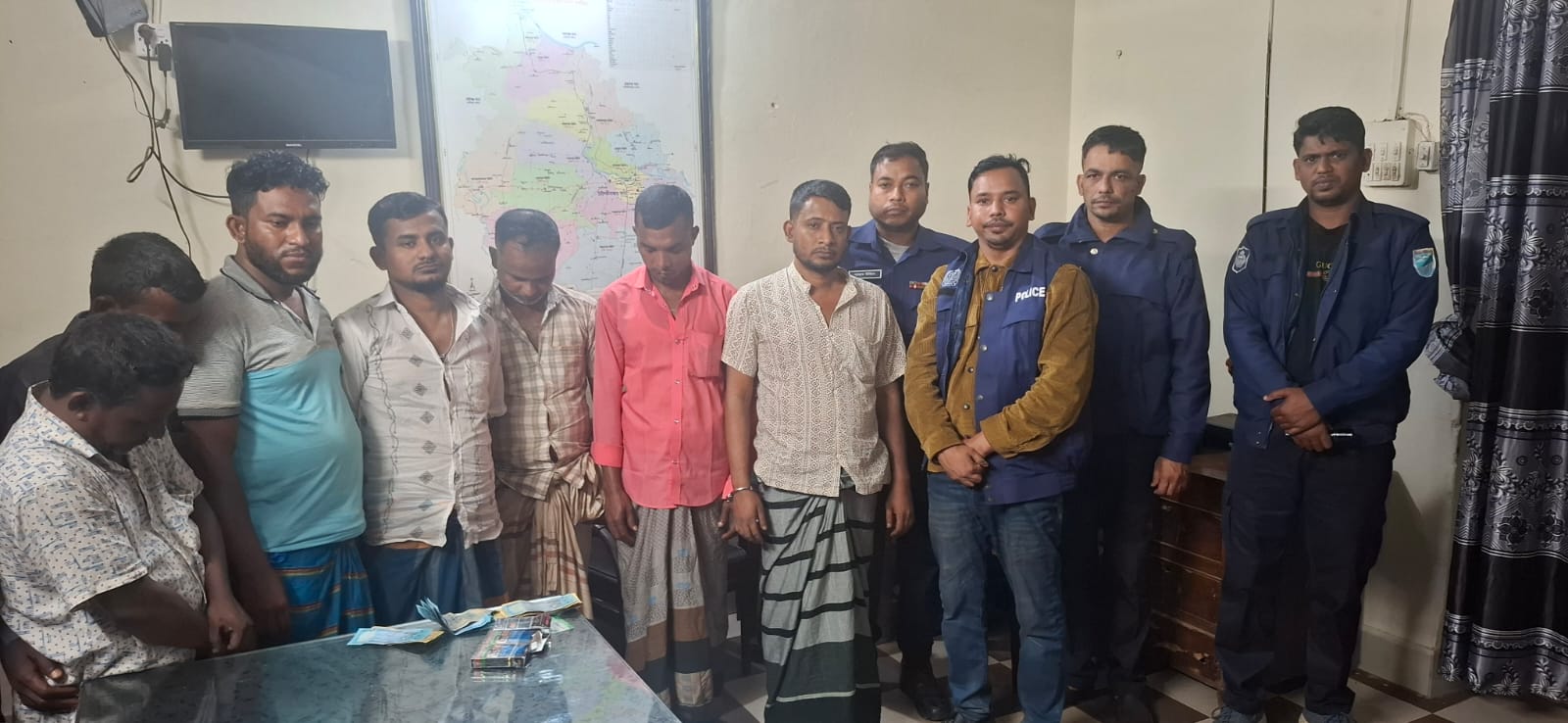 মৌলভীবাজারে জুয়ার আসর থেকে নগদ টাকা ও সরঞ্জাম সহ ৭ জোয়াড়ি আটক