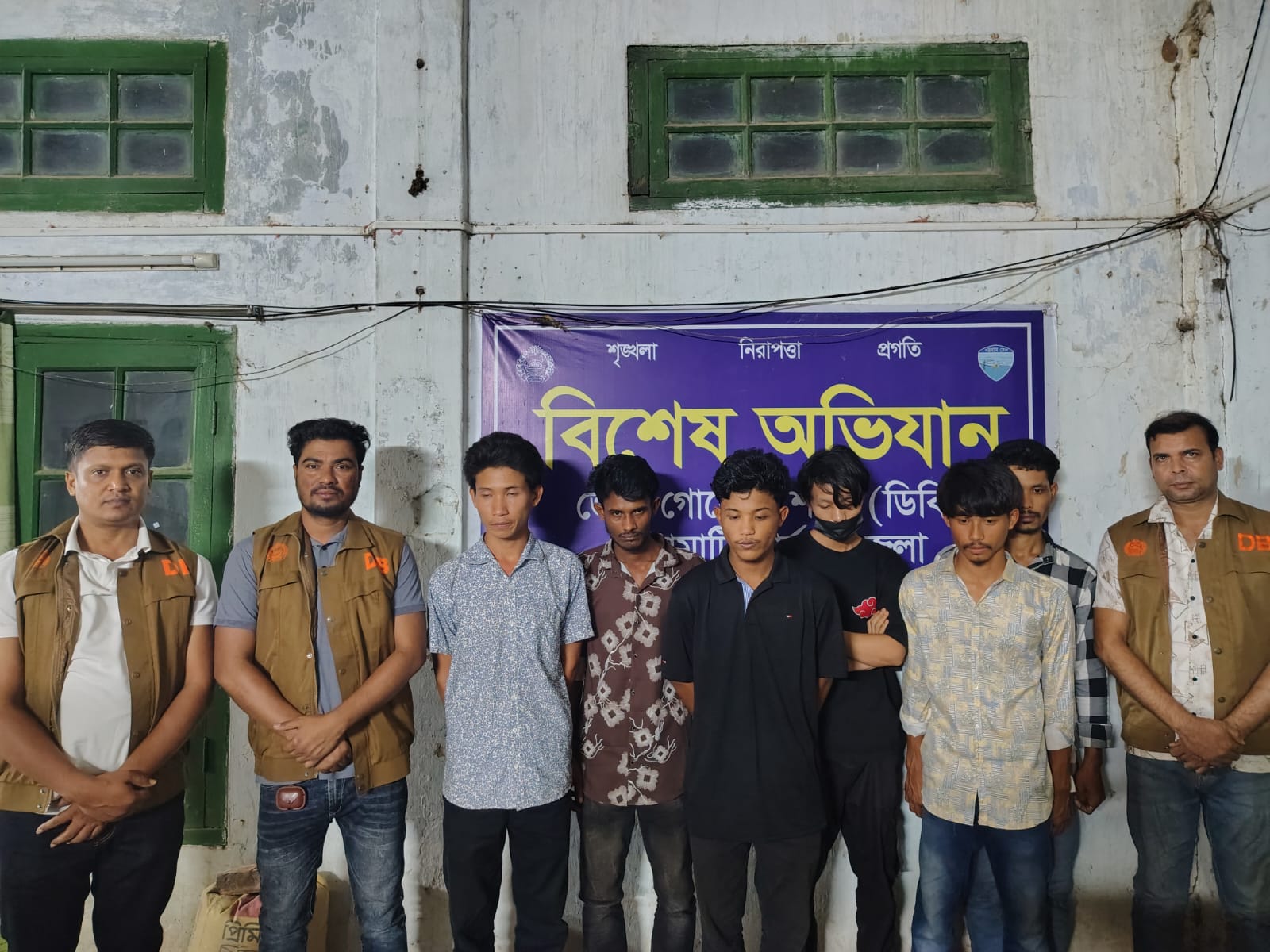 রিজার্ভ বাজারে ডিবি পুলিশের ঝটিকা অভিযান: ৬ মাদকসেবী আটক